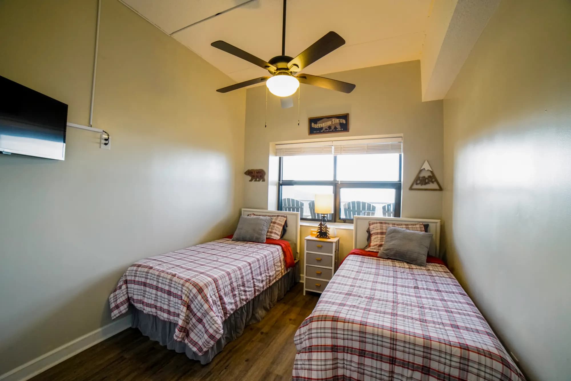 Second bedroom with two twin beds